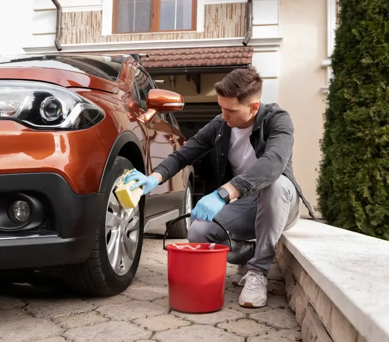Lavage auto à domicile Melleroy : professionnel intervenant sur un véhicule